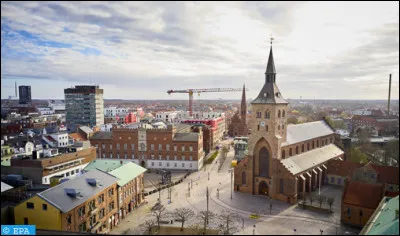 Dans quel pays se trouve Odense, ville de 180 000 habitants ?