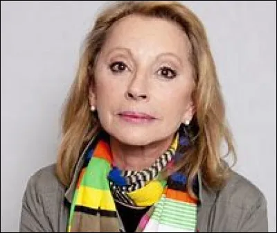 Qui est cette V&eacute;ronique, auteure-compositrice-interpr&egrave;te et pianiste fran&ccedil;aise ?