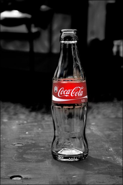 Dans le film "Les Dieux sont tombés sur la tête", comment tombe la bouteille de Coca-Cola ?