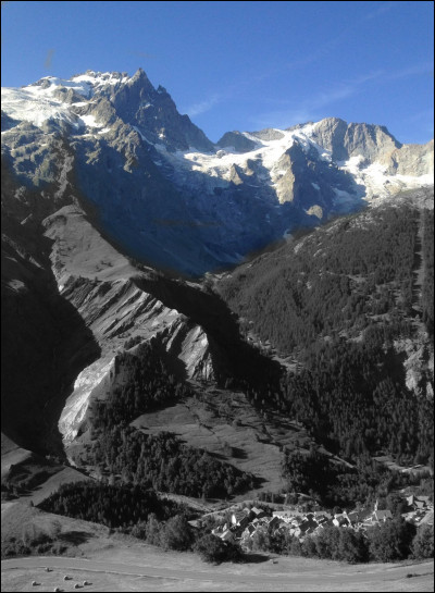Le 4 août 2009, trois alpinistes sont tombés, faisant une chute mortelle de 400 m dans l'ascension de la Meije : dans quel massif ?