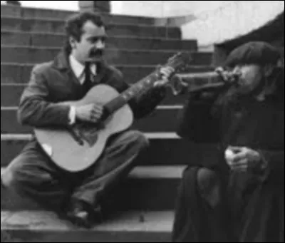 Chacun son instrument. Mais qui est derrière la guitare ?