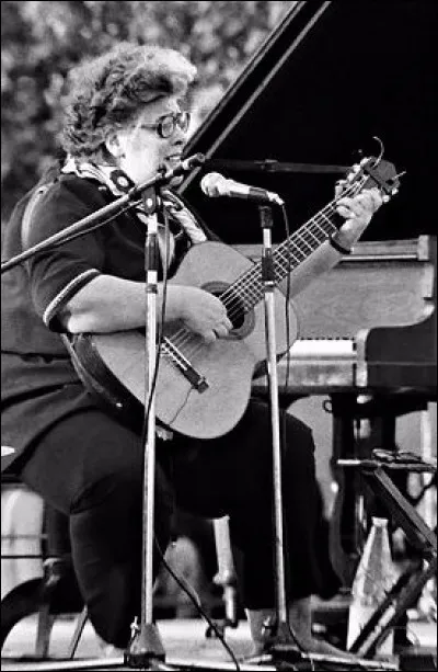 Cette chanteuse et militante des années 60-80 dotée d'une voix grave excellait dans le jazz ou le blues. Qui est-elle ?