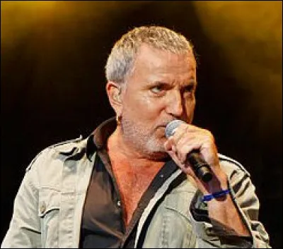 À 14 ans Bernard Oulion ne savait s'il serait gangster, boxeur ou poète. C'est sur scène qu'il s'agite pour notre plus grand plaisir. Quel est cet artiste ?