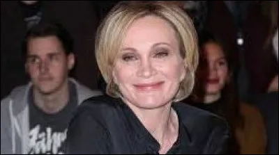 Révélée en 1987 avec le titre 'Mademoiselle chante le blues', elle connaît le succès rapidement. Quelle est cette chanteuse et actrice française ?