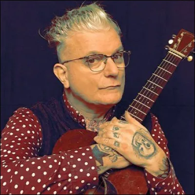 Ce chanteur compose des chansons entraînantes, pleines d'humour et de poésie, traitant de sujets aussi variés que les embouteillages, la cigarette ou encore la guerre. 
Quel est ce génie du verbe et de la guitare manouche ?