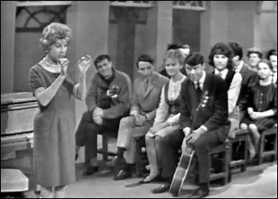 Elle aurait amené le swing dans la chanson française mais elle a surtout animé de 1960 à 1974 une émission télé découvreuse de jeunes talents. Qui est-ce ?
