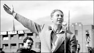 Complétez cette chanson composée par le fou chantant sous l'occupation. "Douce France, ....