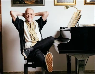 Compositeurs et interprètes français il a la particularité d'avoir bénéficié d'une formation en musique classique. Il a composé une messe, une comédie musicale, des musiques de films, des symphonies, des quatuors, des concertos et des chansons. Quel est son nom de scène ?