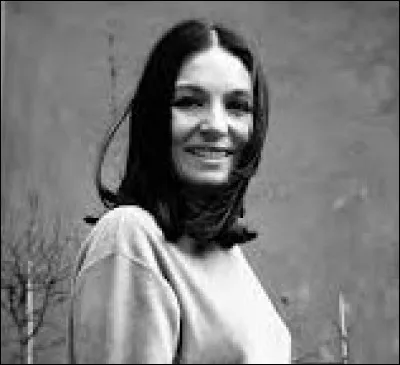 D'origine grecque, elle perce au début des année 60 grâce à une voix cristalline due à un défaut des cordes vocales. Qui est cette interprète internationale ?