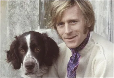 Agostino Ferrari, est un chanteur italien naturalisé français en 1989. Si vous ne retrouvez par Mirza, vous devriez pouvoir retrouver son nom. Quel est-il ?