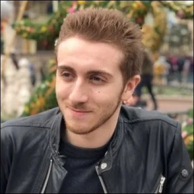 Comment se nomme ce youtubeur ?