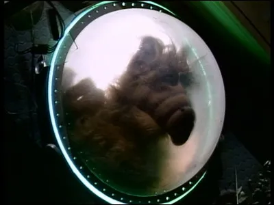 Où Alf a-t-il atterri quand il est arrivé en vaisseau ?