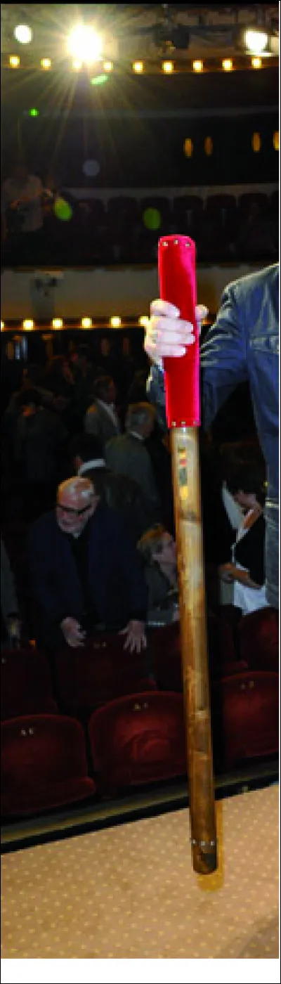 Lorsque l'on va au théâtre et que la pièce est sur le point de commencer, on entend ...