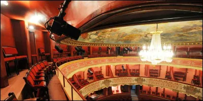 Qu'appelle-t-on "le poulailler" ou "le paradis" dans un théâtre à l'italienne comme celui de la Coupe d'Or à Rochefort ?