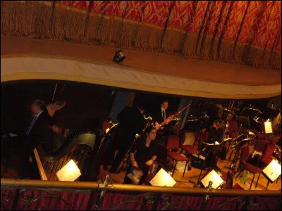 Qu'appelle-t-on la "fosse" dans un théâtre ?