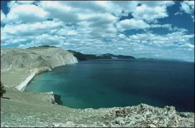 Quel lac constitue la plus grande réserve d'eau douce liquide à la surface de la Terre ?