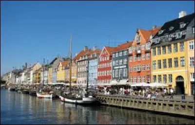 Vous vous promenez dans le quartier de Nyhavn et allez voir le palais de Christiansborg. Dans quel pays êtes-vous ?