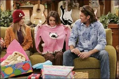 Qui est-ce qui a offert le pull avec un chat dessus ?