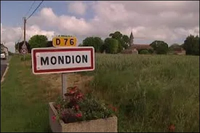 Je vous propose d rester en Nouvelle-Aquitaine et de partir à Mondion. Village de la communauté d'agglomération du Grand Châtellerault, il se situe dans le département ...