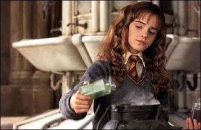En deuxième année, Hermione prépare du Polynectar et elle se transforme malencontreusement en chat. De qui voulait-elle prendre l'apparence au départ ?