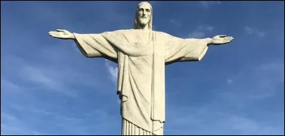 Sur quelle colline se trouve le Christ rédempteur de Rio de Janeiro ?