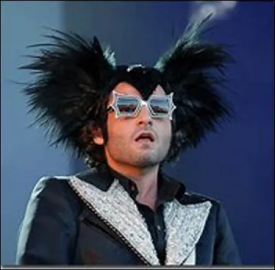 Qui se cache derrière le pseudo M ?