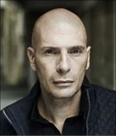 Qui se cache derrière le pseudo Akenaton ?