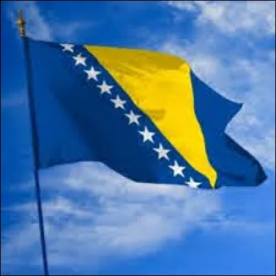 Ce drapeau est celui de la Bosnie-Herzégovine.
