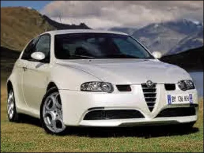 Cette voiture est une Alfa Romeo Giulietta.