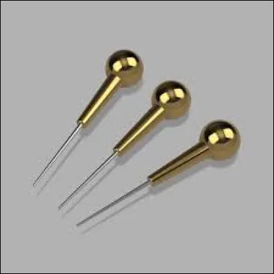 Qui a la capacité de planter des aiguilles empoisonnées sur ses ennemis pour les contrôler ?