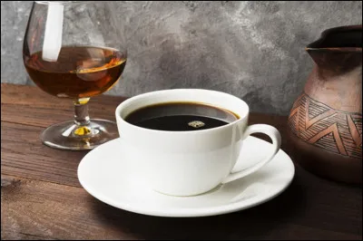 Que trempe-t-on dans un liquide, en particulier dans du café ou une eau-de-vie, pour ''faire un canard'' ?