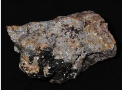 Quelle est cette roche avec des cristaux d'alumine très durs dont on utilise la poudre comme abrasif ?