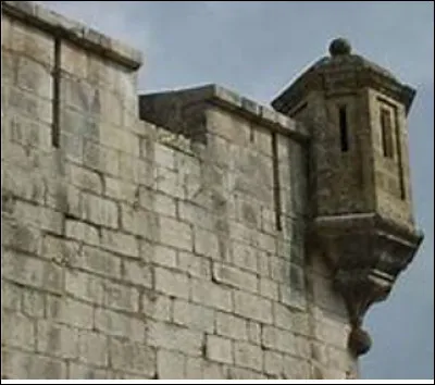 Quelle est cette construction en encorbellement d'une fortification avec des mâchicoulis et des meurtrières ?