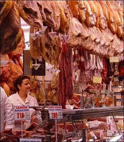 La mouche de Libye porte ce nom bien qu'elle soit originaire d'Amérique centrale. Elle porte aussi le nom de lucilie...