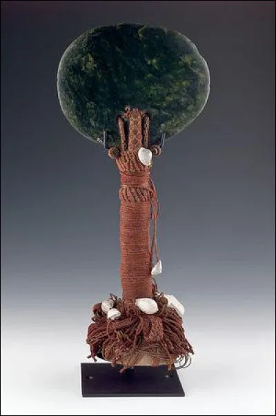 Cette hache cérémonielle provient de Papouasie.