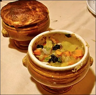 La soupe VGE aux truffes noires est-elle une spécialité culinaire créée par Paul Bocuse ?