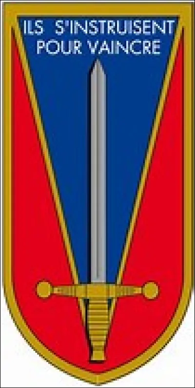 VGE a-t-il fait ses études à l'École spéciale militaire de Saint-Cyr ?