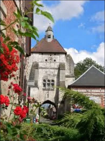 Vous avez sur cette image le beffroi enjambant la route principale de Lucheux. Commune des Hauts-de-France, dans l'Amiénois, elle se trouve dans le département ...