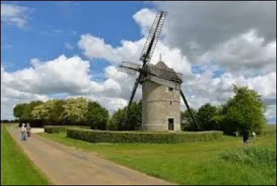 Voici le moulin-tour de Frouville-Pensier à Ozoir-le-Breuil. Village Eurélien, il se situe en région ...