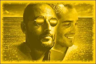 Qui est la personne aux côtés de Jean Reno ?