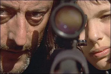 Qui est la personne aux côtés de Jean Reno ?