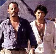 Qui est la personne aux côtés de Jean Reno ?