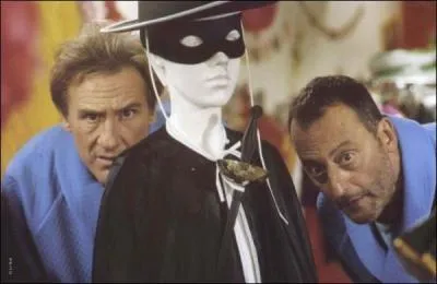 Qui est la personne aux côtés de Jean Reno ?