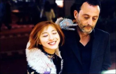 Qui est la personne aux côtés de Jean Reno ?