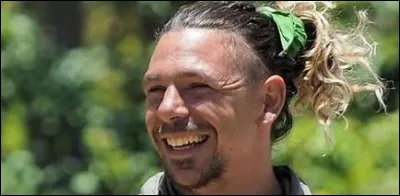 Qui est ce jeune homme éliminé sous le regard de participants émus ?