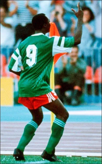 À quel âge le camerounais Roger Milla a-t-il participé à sa dernière Coupe du monde, en 1994 ?