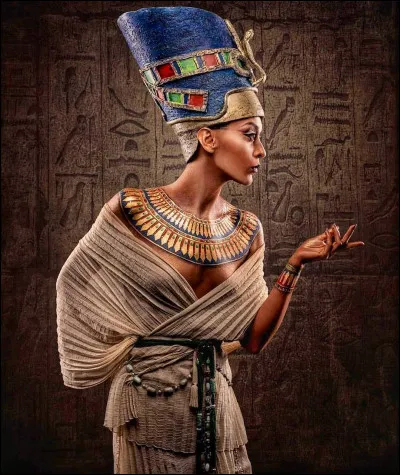 De quel pharaon la reine Néfertiti était l'épouse ?