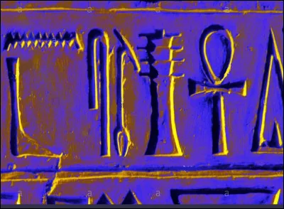 C'est la valeur philosophique de l'écriture hiéroglyphique qui a valu à ses caractères les noms de "paroles divines" transcrits par les Grecs "écriture sacrée". Comment les nommaient-ils ?