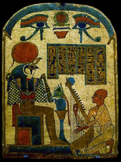 Quelle est la particularité des prêtres musiciens dans les temples ?