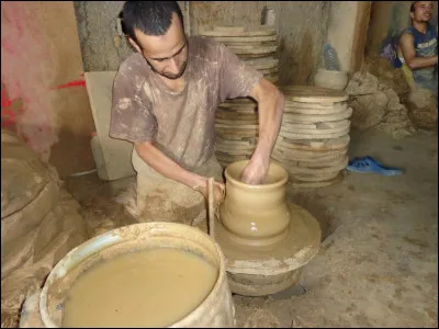 Au 18&egrave;me si&egrave;cle, qui fit de Ferri&egrave;re-la-petite le village des potiers en s'appuyant sur l'eau ?